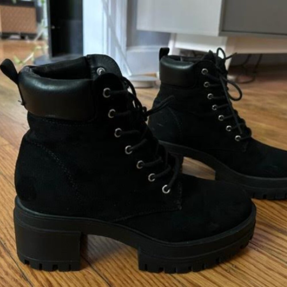 Forever 21 Women Black Suede Lace Up Combat Boots Lug Sole Padded Ankle Size 5.5